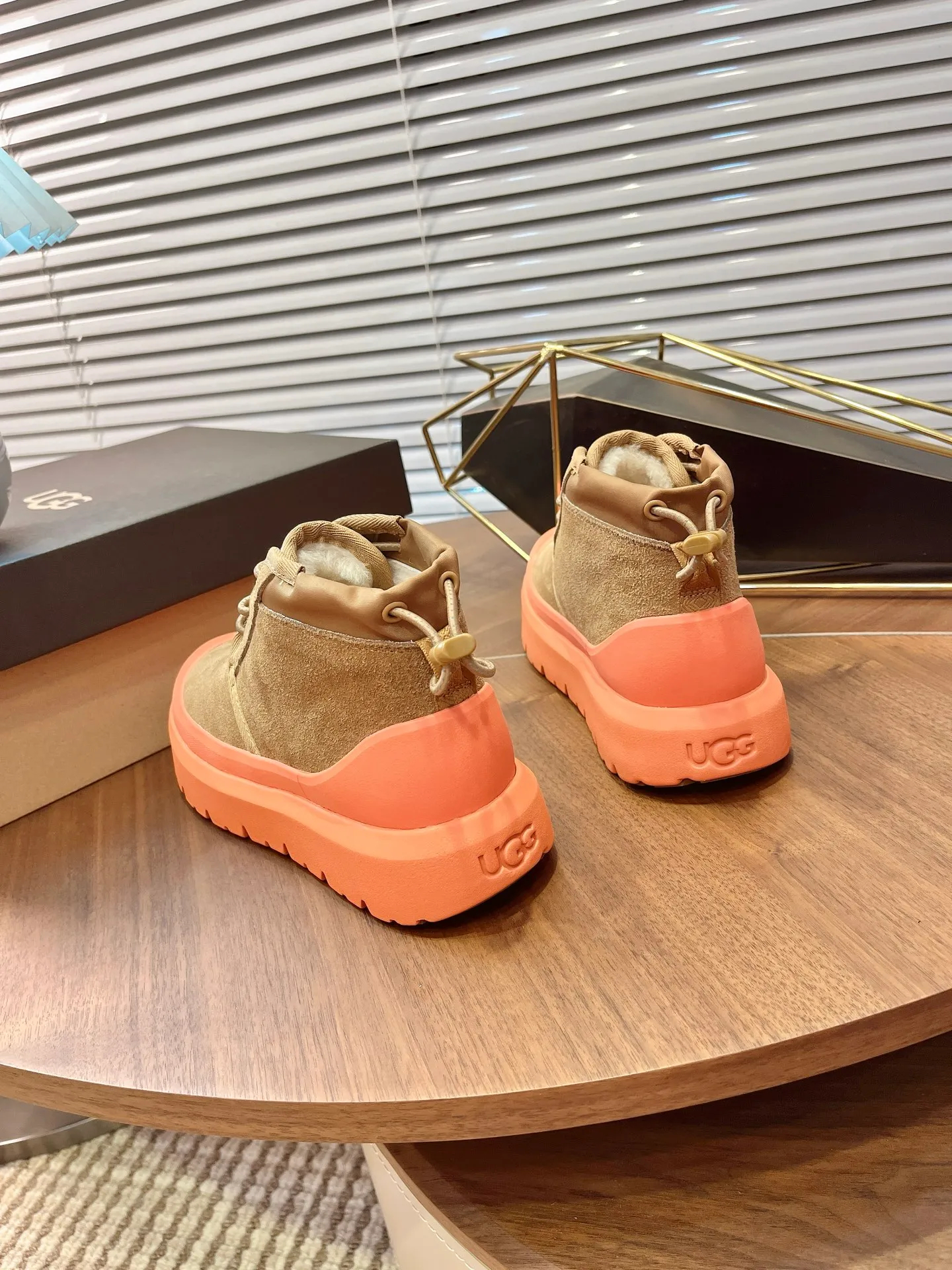 【UGG】 P: 560💰 Couple shoes Size: Women’s size 35-40 / Men’s size 40-44 UGG Tasman Weather Hybrid slip-on snow boots👢 Wang Yibo's same style 👏 adds a large orange sole to the classic Tasman shoe style, functional color contrast design, environmentally friendly waterproof and snowproof material, which has both fashionable and functional attributes. At the same time, it is paired with the new UGG furry shoes Keen's furry color-blocking jacket. Bright orange and maroon collide to create a new light outdoor style and open up a new travel experience in early autumn! Using the best materials, the 17mm fur integrated surface is warmer and breathable, and the outsole is upgraded to a lightweight and wear-resistant light wing technology outsole!